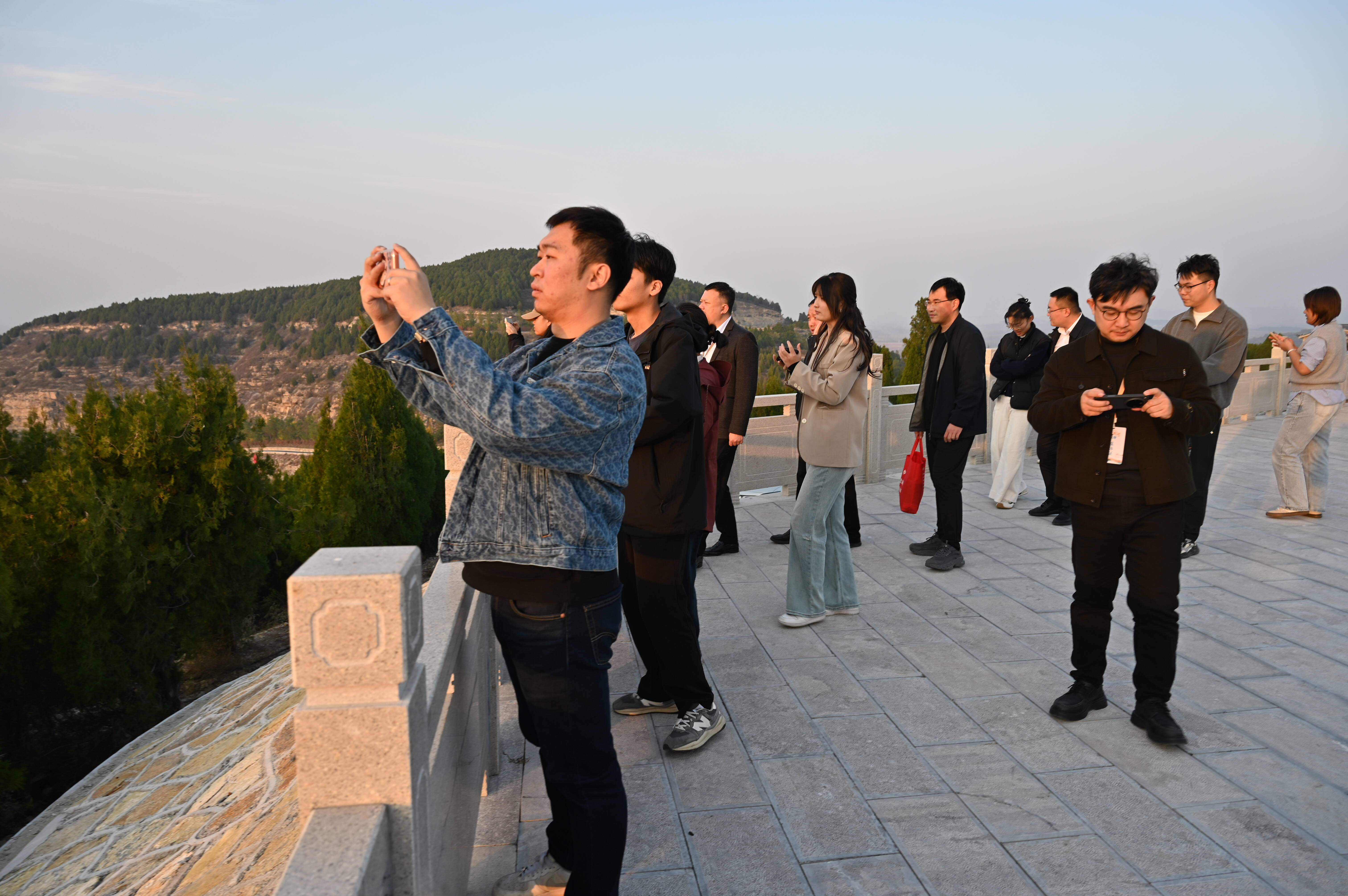 沿着黄河遇见海｜采访团走进东平黄河文化广场：观三水交汇处的文明灯塔