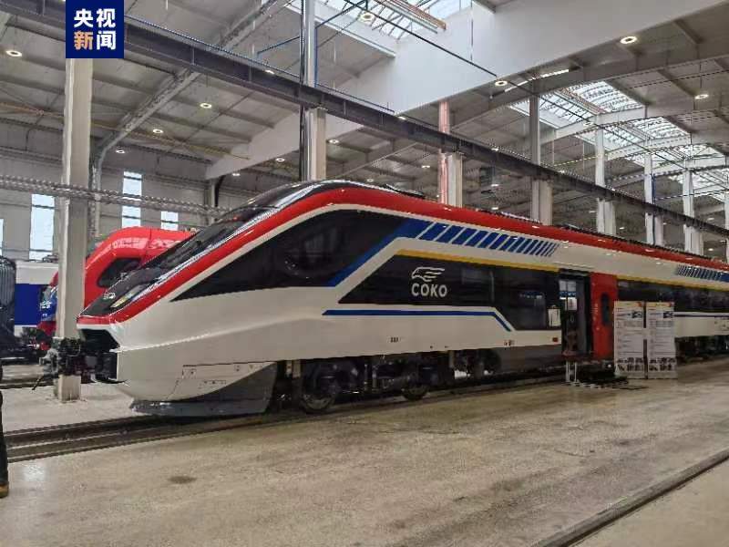 首次进入欧洲!中国研制的匈塞铁路高速动车组在塞尔维亚亮相