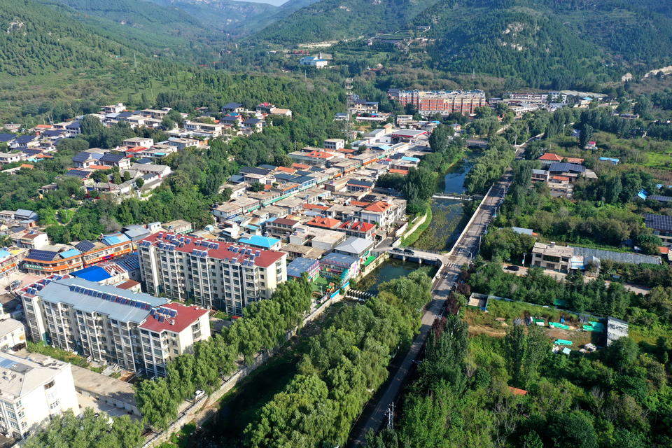 济南南山古镇旧貌换新颜，山水环绕成游客打卡点