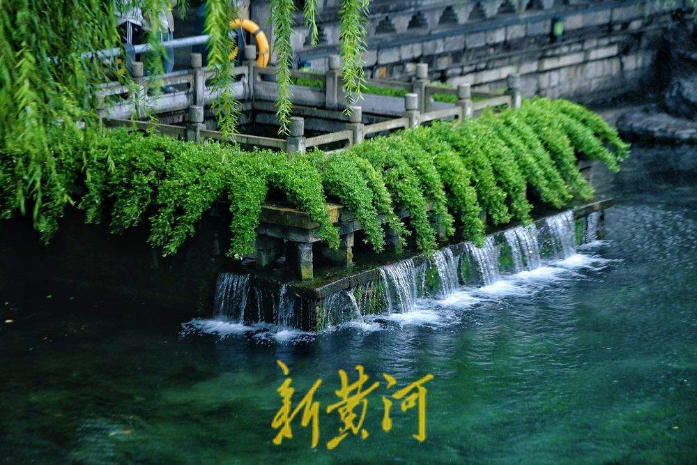 雨中赏“泉水叮咚”，玛瑙泉满溢似“珠帘”
