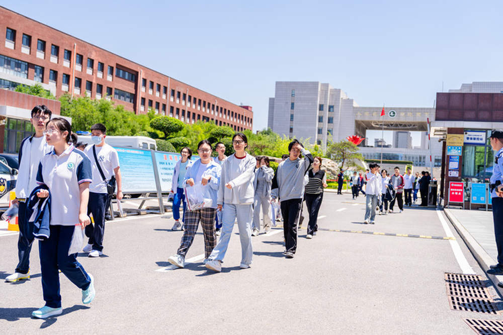 手绘高考日程表、向日葵送考团、铁骑护考路……一场大考，满城温情