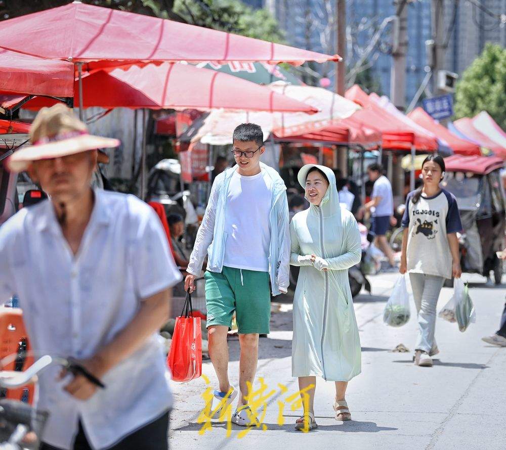 泉城迎新一轮高温天气 市民赶集热情不减