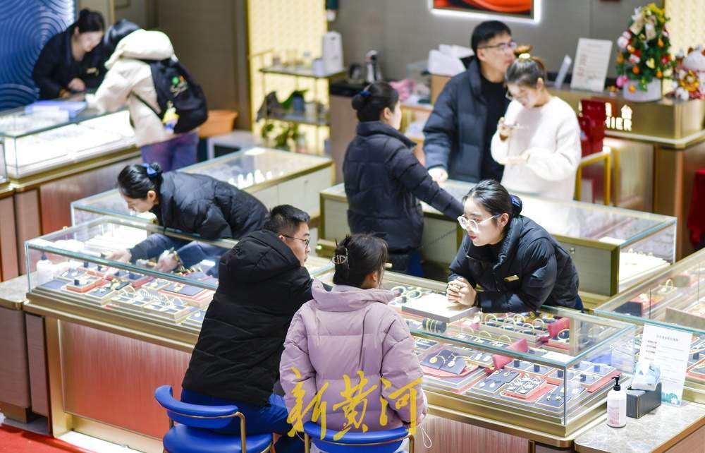 济南商家冲刺岁末消费季，激发市民消费热情