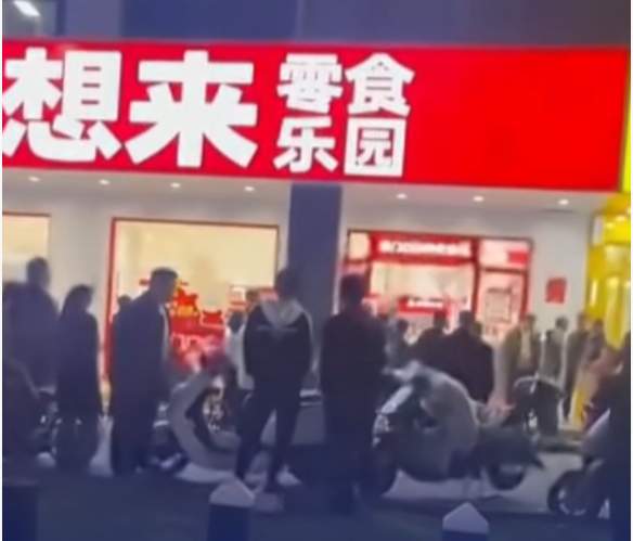 3岁幼童误拿好想来泡泡糖被指偷几千元零食？涉事门店老板辟谣：从没有这么说过，拿“上千元”零食是谣言