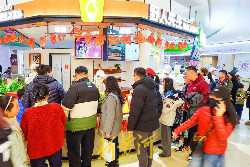 除夕济南商场人气足需求旺 年货经济带动消费热潮