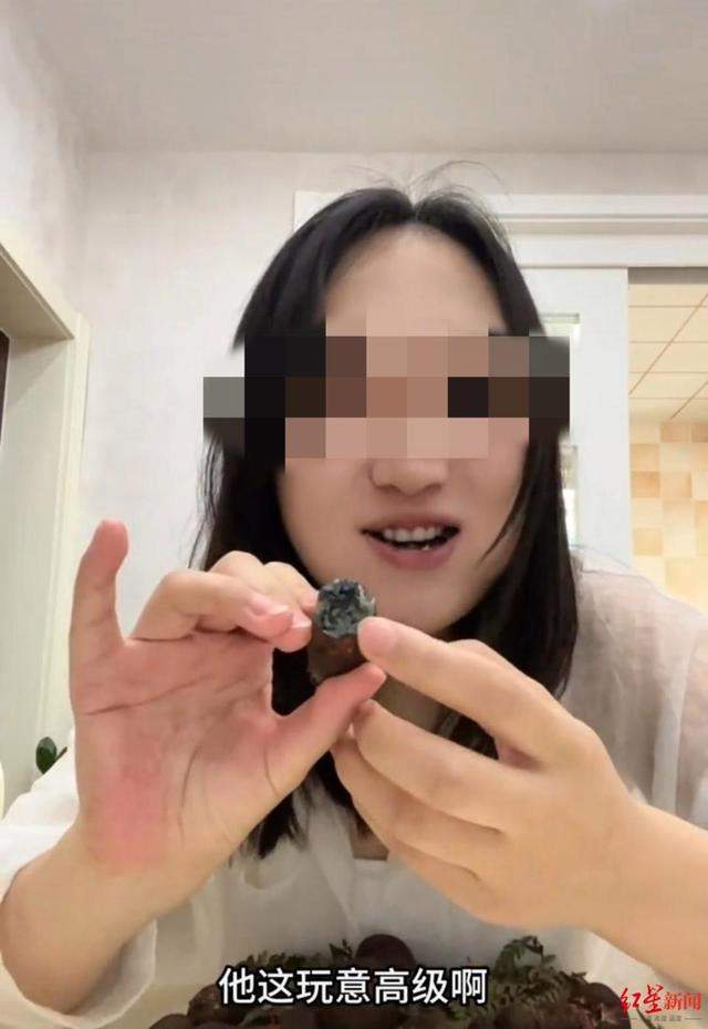 胆子真大!网红生吃见手青,称小小蘑菇不在话下