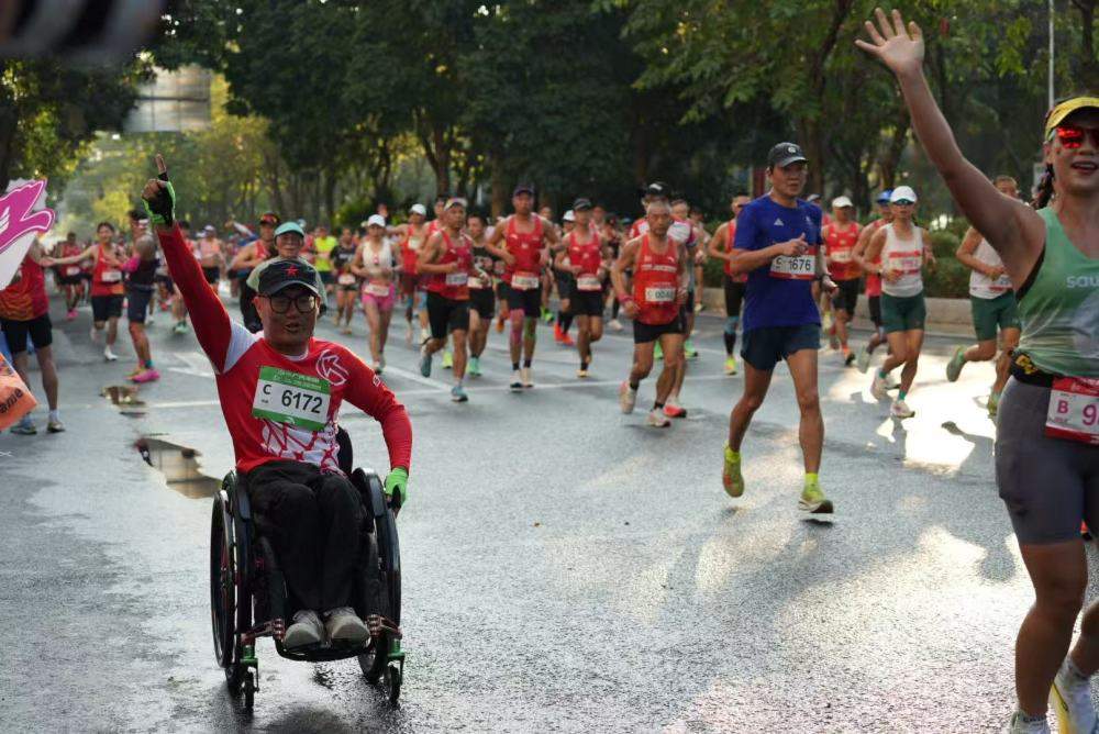 他完成第95场马拉松，坐着轮椅