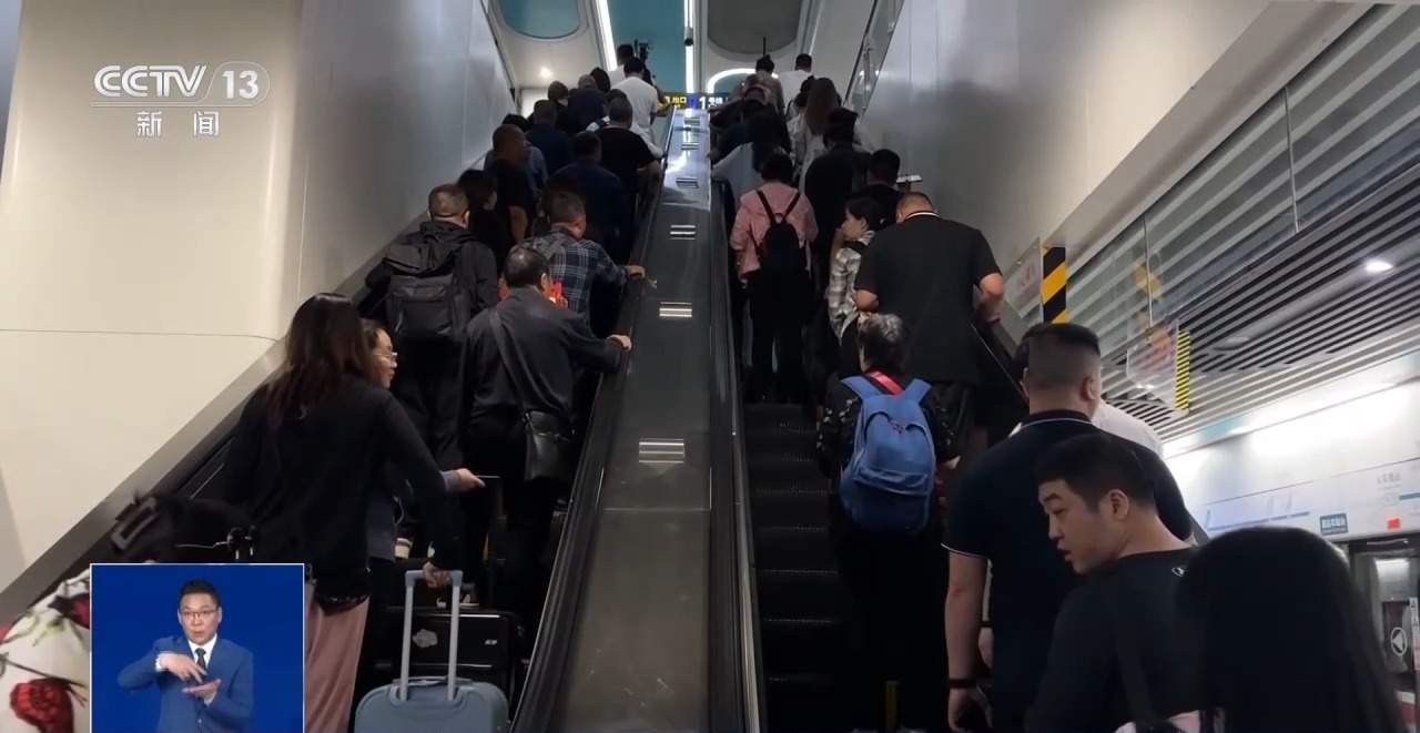 多地地铁电梯不再提倡“左行右立”，专家解读