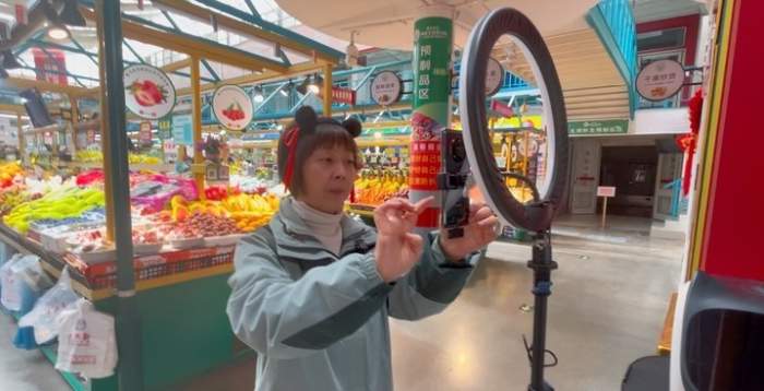 菜市场摊位成直播间？济南多个老市场变“带货热场”