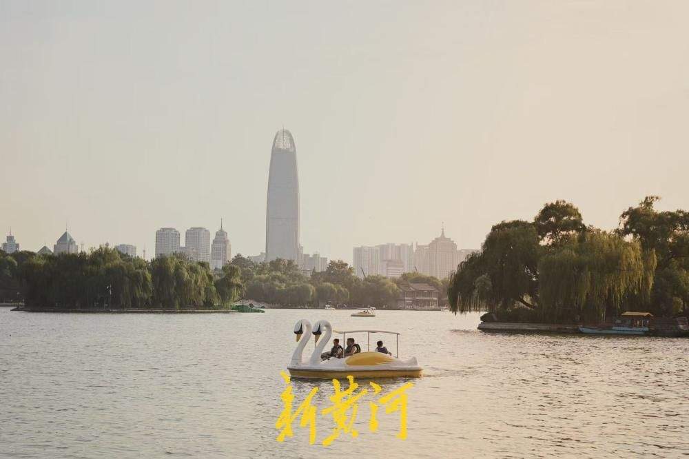 济南大明湖初秋暮色醉游人