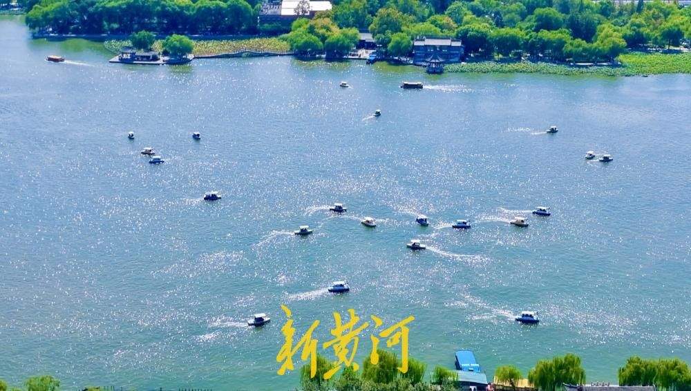 一年四季 泉在济南丨大明湖泛舟尽赏“一城山色半城湖”