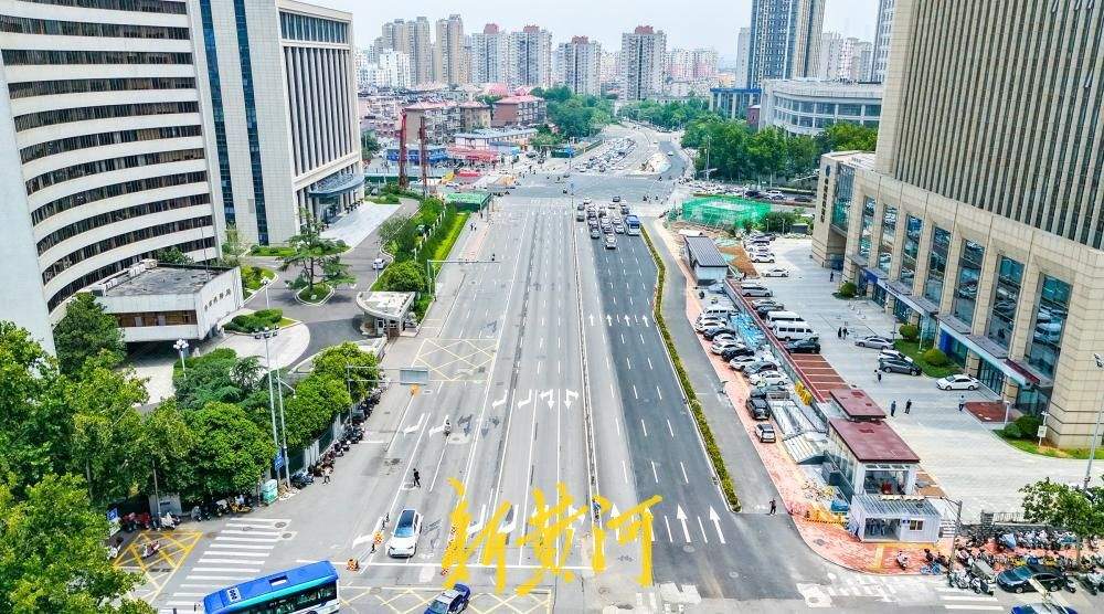 济南:经一路地铁6号线站点围挡拆除 双向八车道恢复通行