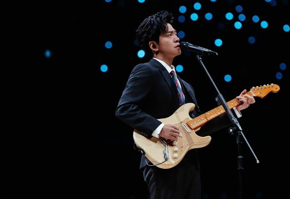 以音乐为标记，共谱青春之夜 李健济南演唱会温情开唱