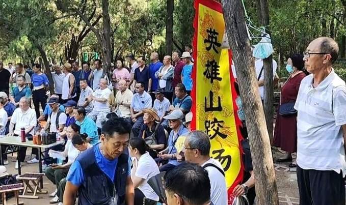 在“跤城”济南，76岁老人办起了摔跤场