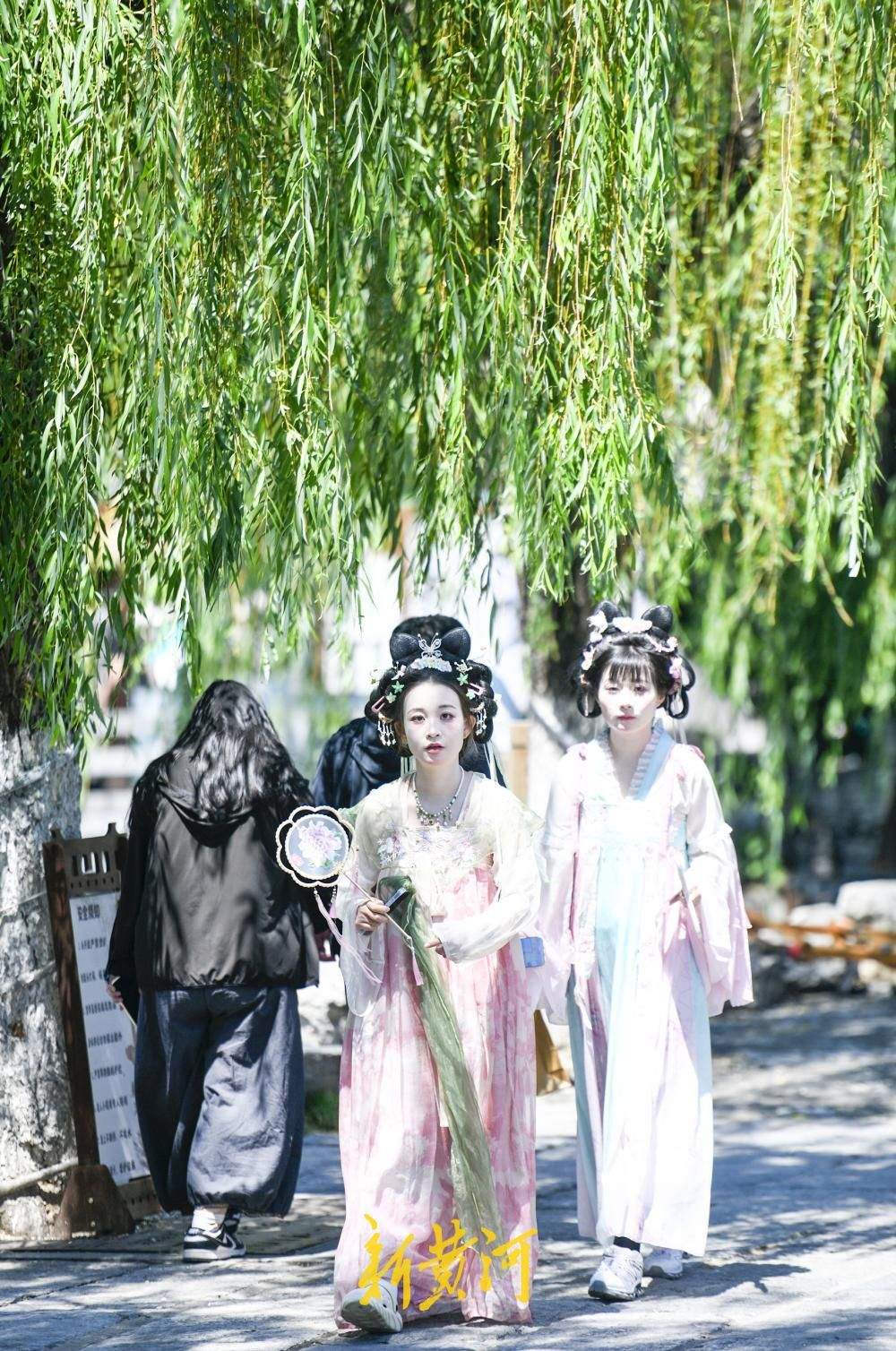 一年四季 泉在济南丨济南雨后清凉天，汉服摇曳入画来