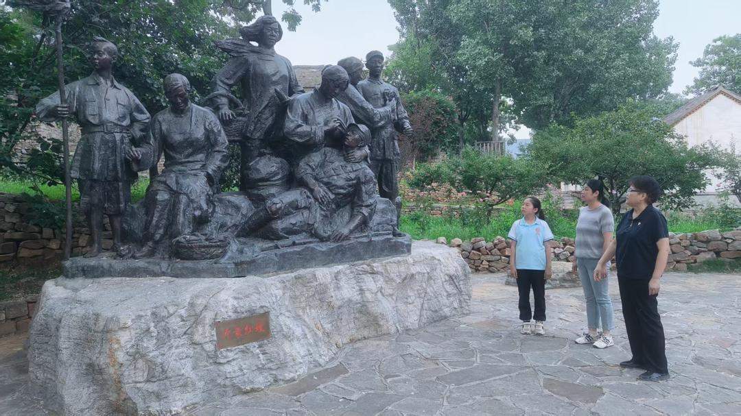 跨越三代人的党员徽章