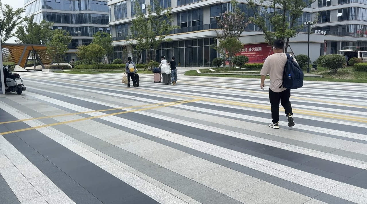 大学生找暑期工遭黑中介连环套 记者暗访：上岗前先交钱，再被层层“转手”