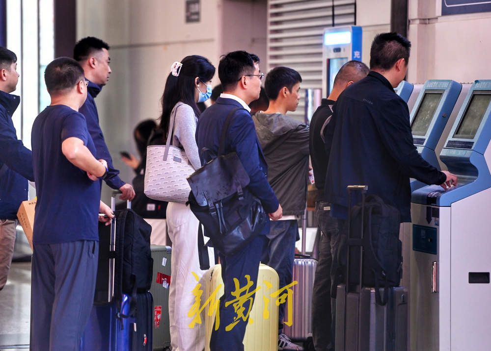 火车站里人从众，市民开启假期赶路模式