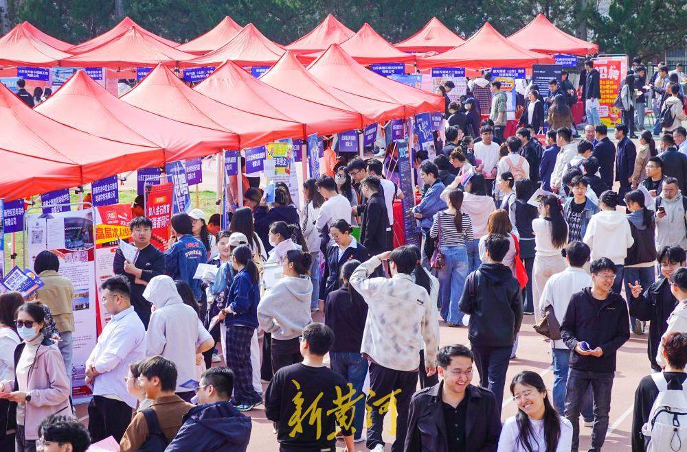 “选择济南 共赢未来”驻济高校双选会举行 300余家企业提供岗位上万个