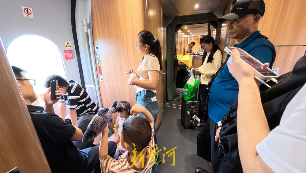 暑运客流高位运行 高铁车厢里的别样旅行