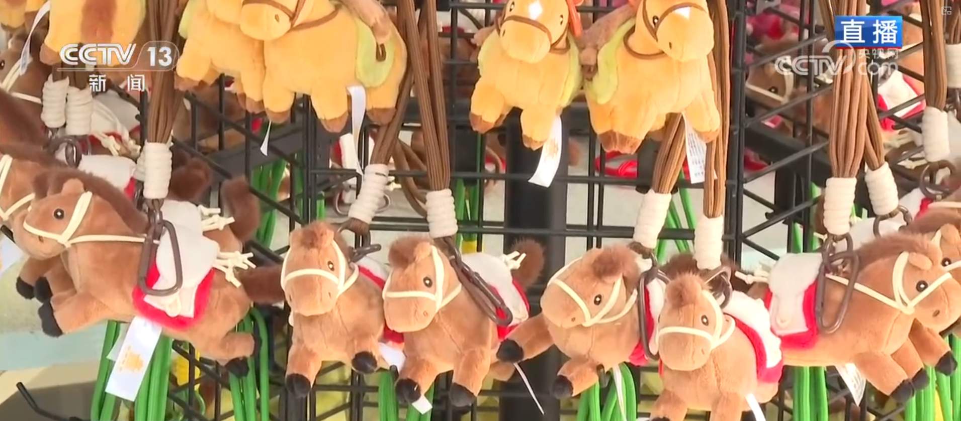 马年文创订单火爆促企业“马不停蹄”生产 年货市场热气腾腾年味足