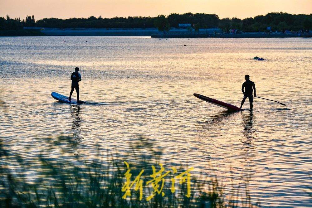 “水上漂”夏日爆火 桨板运动开启“乘风破浪”之旅