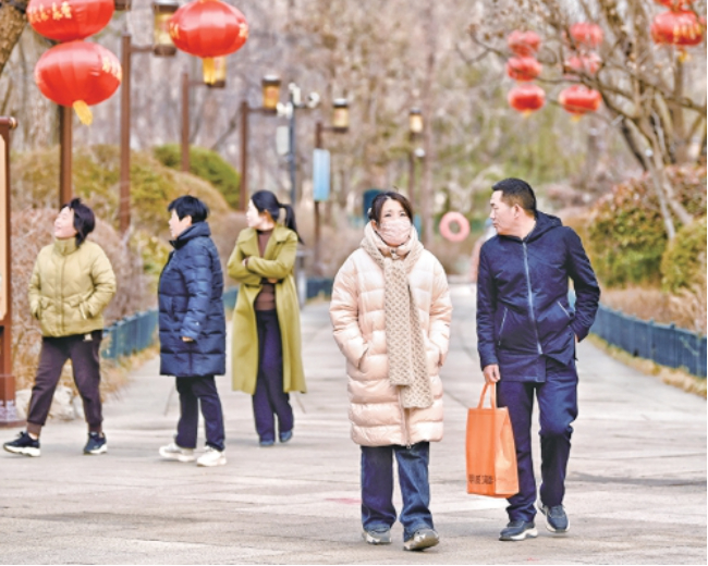 泉城降温，最低气温跌至零下 大明湖景区内游客热情不减