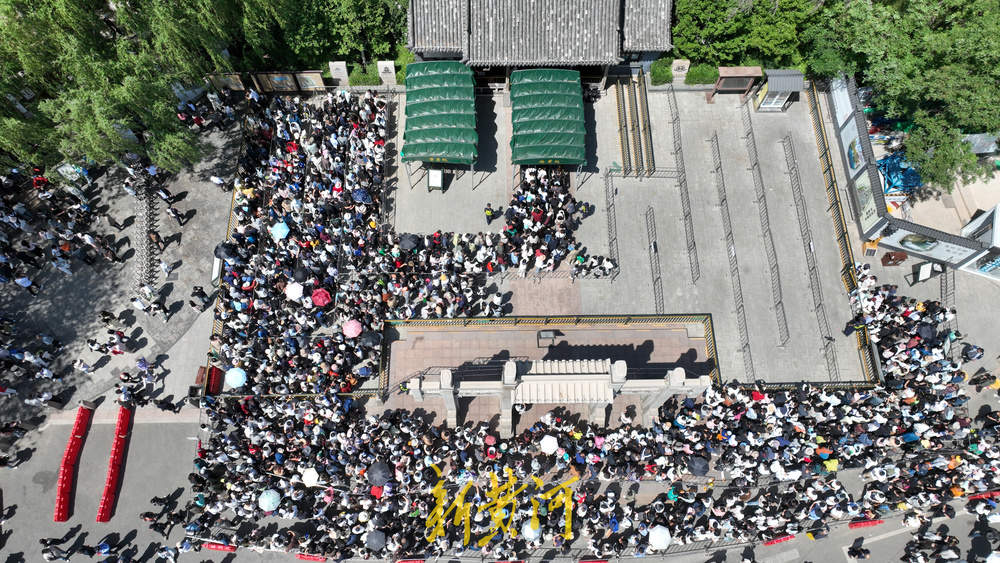 假期泉水游人气爆棚 济南趵突泉上演真人版“贪吃蛇