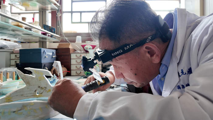 给支离破碎的文物“疗伤”,修复师王春发听见了它们的心跳