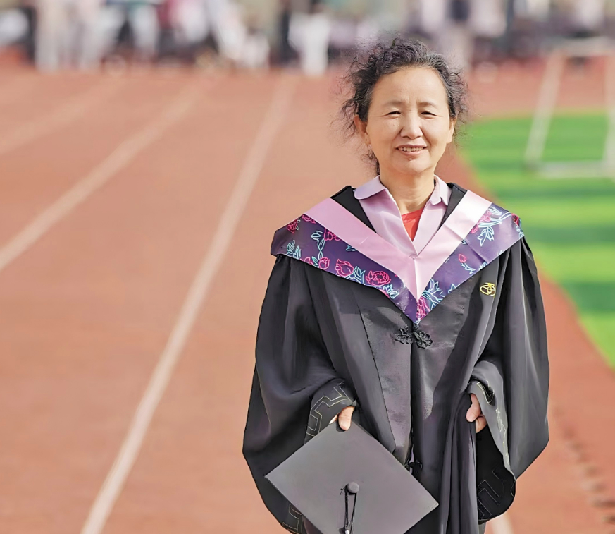 一位母亲的追梦故事：55岁大学毕业生，求知是享福！