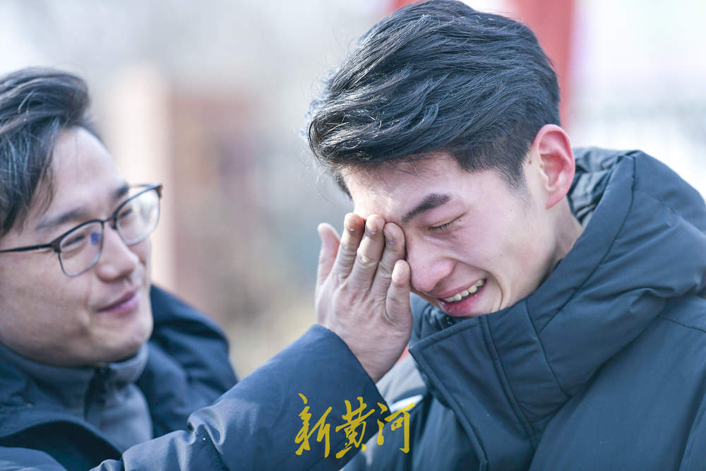 济南艺考现场打分揭晓成绩 考点外有欢笑亦有泪水