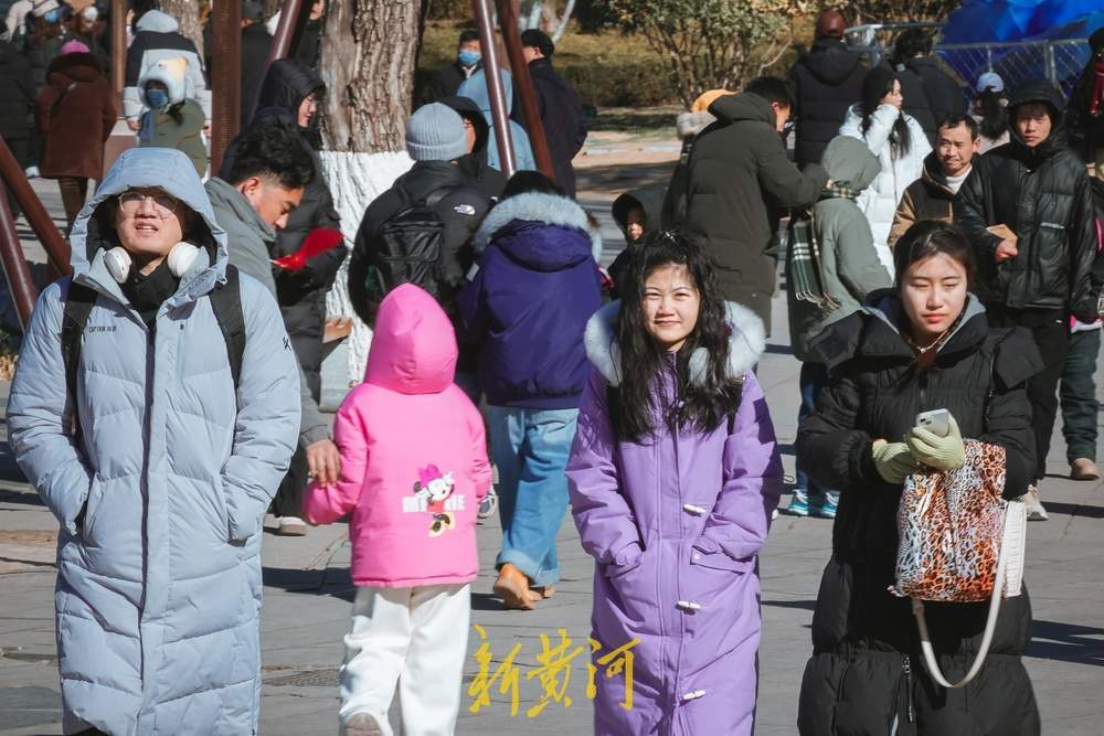 “泉”在济南过大年｜寒冬里汉服姑娘流连泉城，拍下“高冷”瞬间