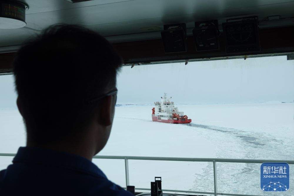 “双龙”探极!“雪龙2”号为“雪龙”号破冰引航