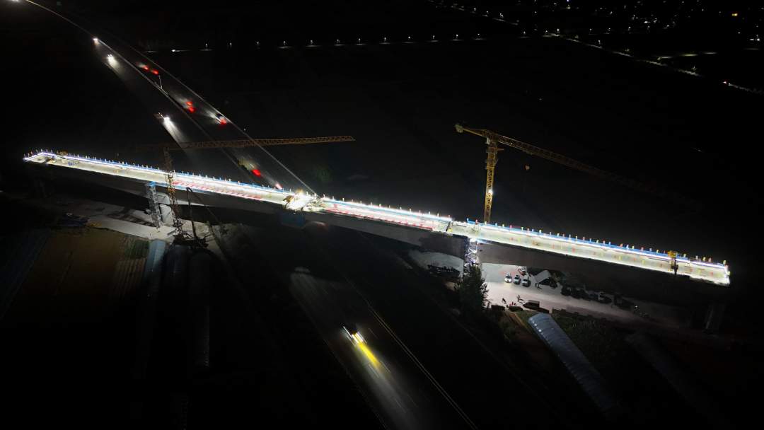 超1.8万吨“空中巨梁”实现对接，潍宿高铁跨京沪高速连续梁合龙