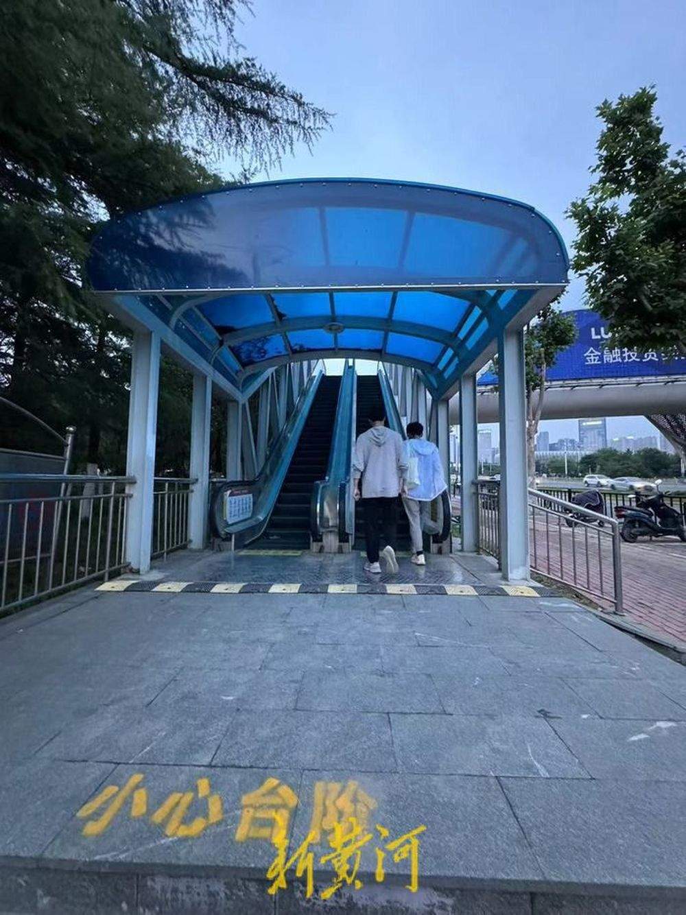 济南多处过街天桥自动扶梯停运,部分电梯老化严重亟需修缮,多方回应