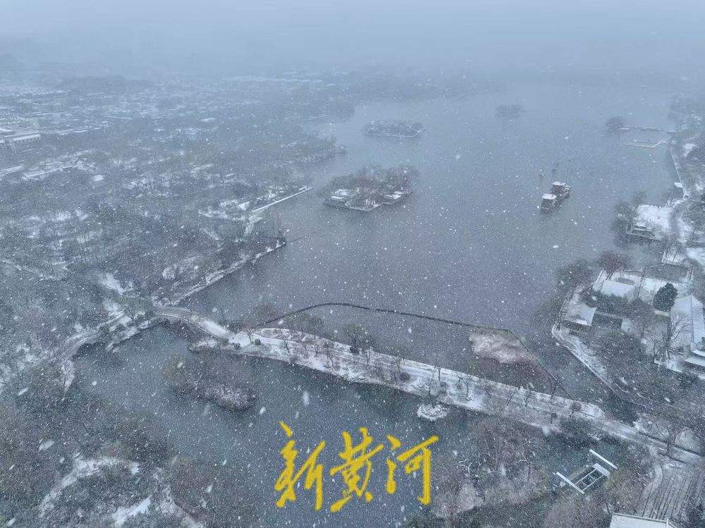 济南大明湖腊月飞雪披银装