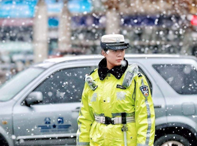 济南初雪如约而至，女交警雪天路中坚守保畅通