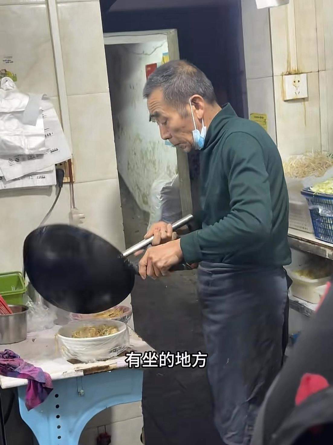 千万粉丝博主“乌啦啦”带火郑州街头小吃店，顾客等待四小时吃上一碗“炒八掺”，老板限购每人一份