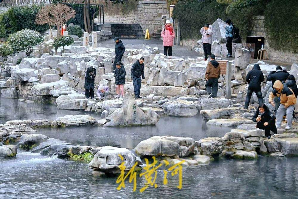 低温天气下 济南白石泉畔迎打卡“热”
