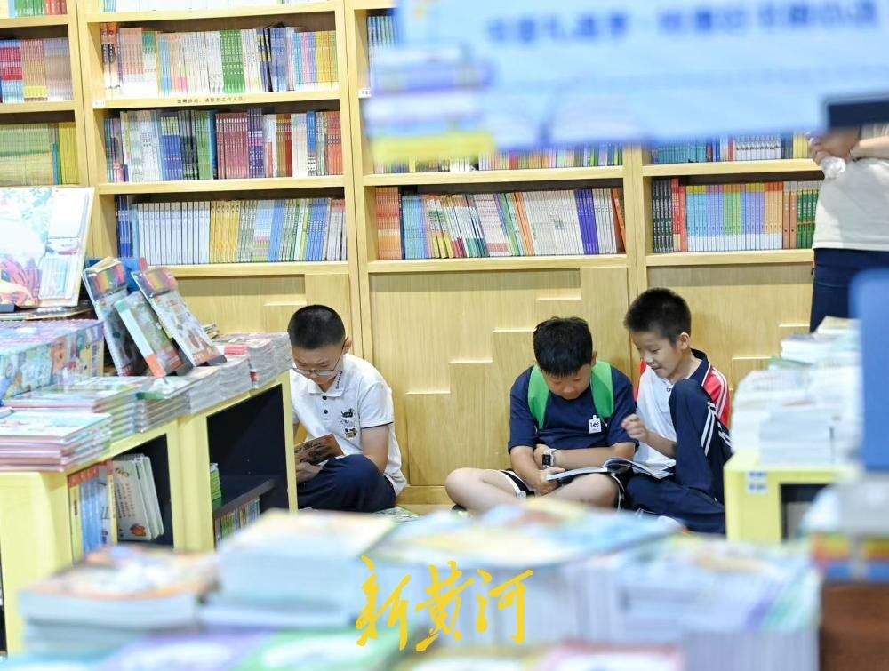 暑假开启，书城迎来大批“小书虫”
