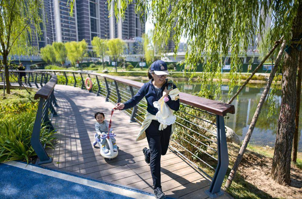 济南北湖片区再添滨水休闲空间 市民河畔一览水天一色美景