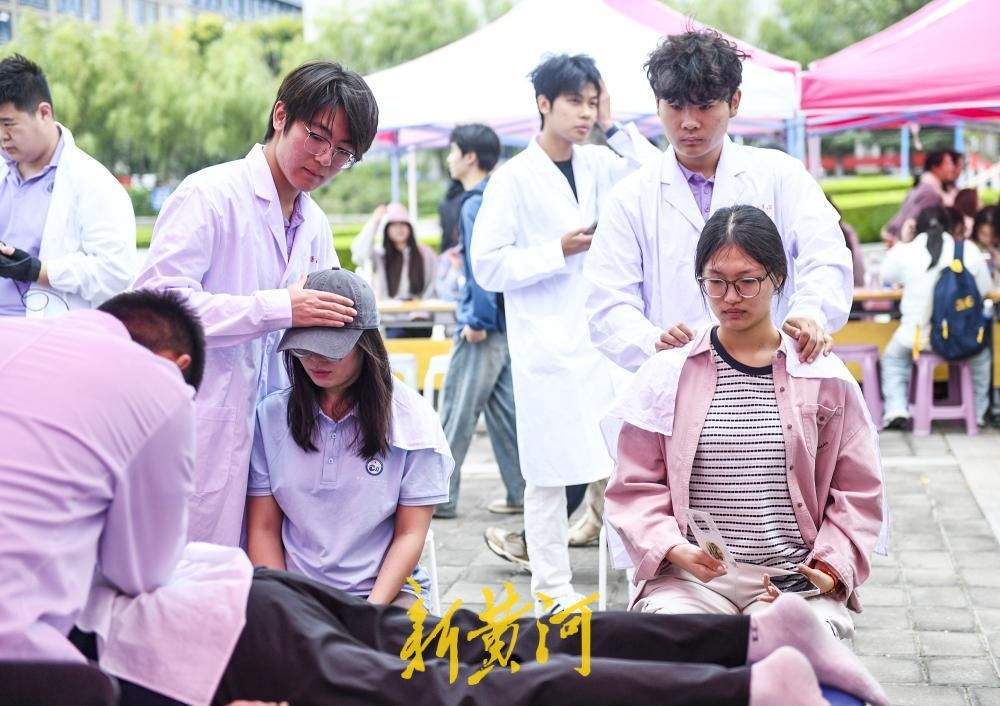 新生报到现场把脉义诊，大学迎新开启中医药文化体验