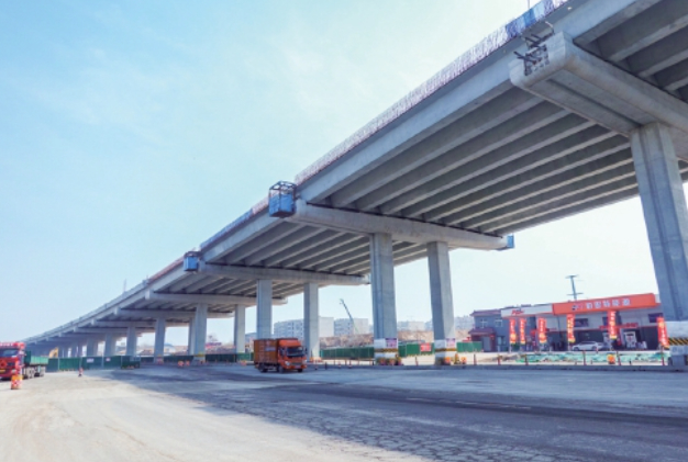 工业北路快速路东延跨越龙凤山路钢箱梁架设到位
