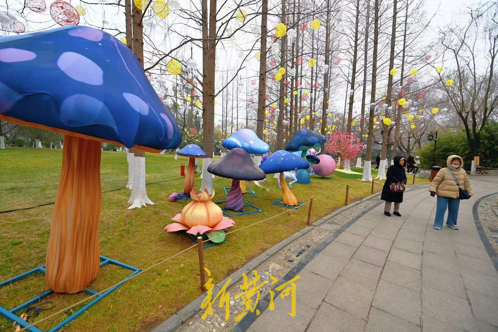 泉城气温骤降，市民游客寒风中赏花灯