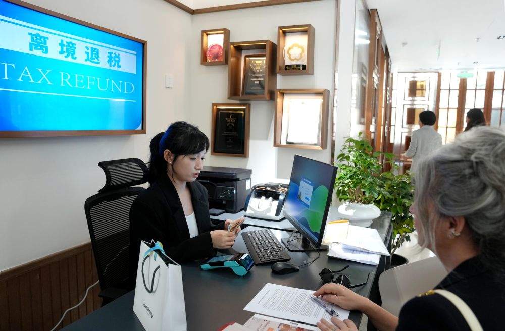 外国游客“在华扫货”热：“带空箱子到中国！”