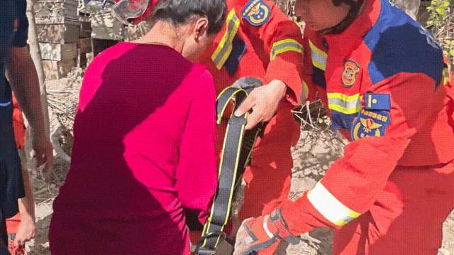 “00后”女辅警40米井底救人 破格晋升