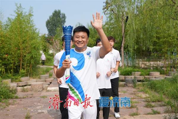 浪溪河畔引“泉炬” 2025济南国际泉水节“泉炬”传递走进平阴洪范泉群