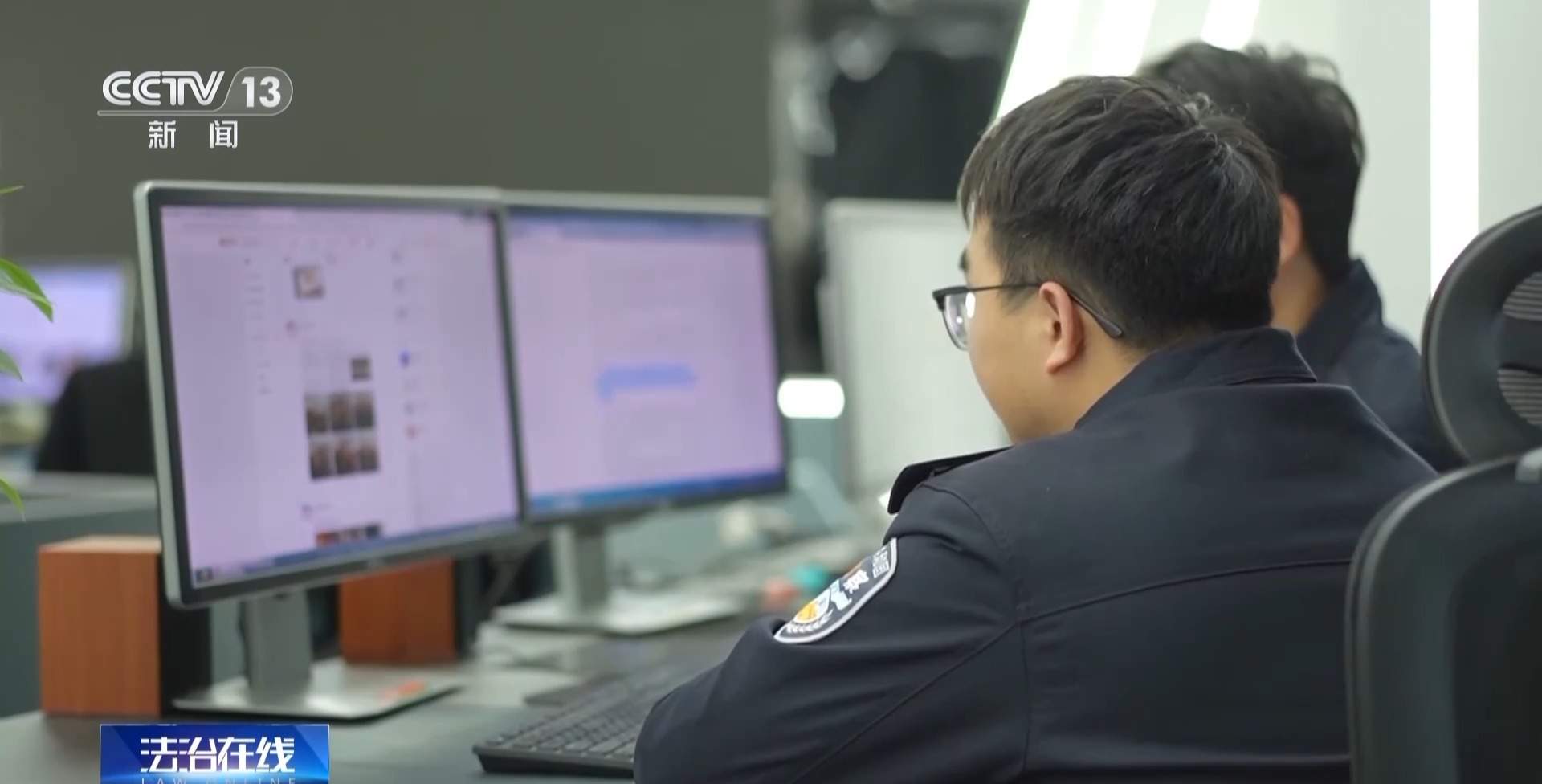 一人可操纵6000余部云手机 揭秘“大V”如何用“机刷”炮制热搜