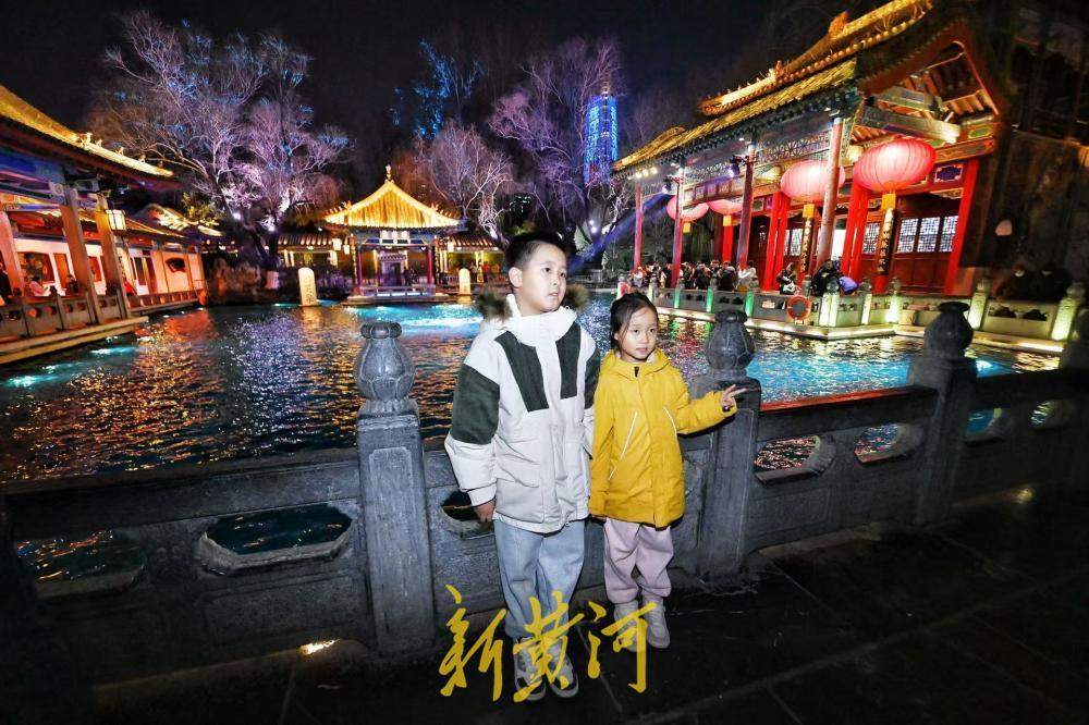 泉在济南过大年丨趵突泉三股水“水涌若轮”夜景如画