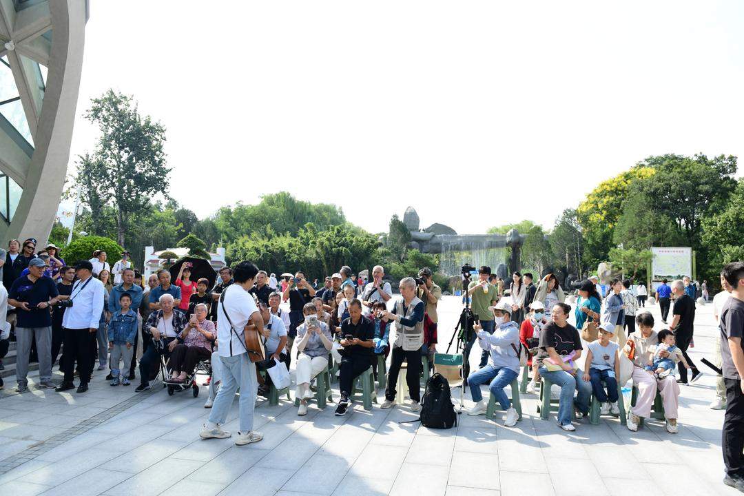 “秋染泉城·轨上交响”泉民大舞台秋日户外音乐会落地济南“最美地铁站”